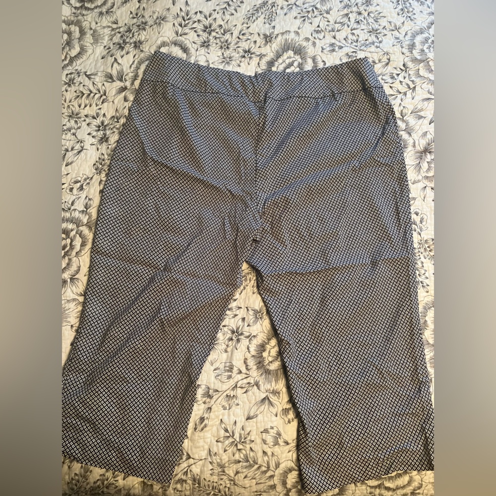 Dana Buchman Black and White Patterned Capri pants